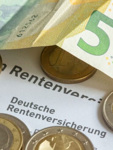 Die Festlegung der Beitragsbemessungsgrenze ist an die Entwicklung von Löhnen und Gehältern gekoppelt. (Symbolbild)