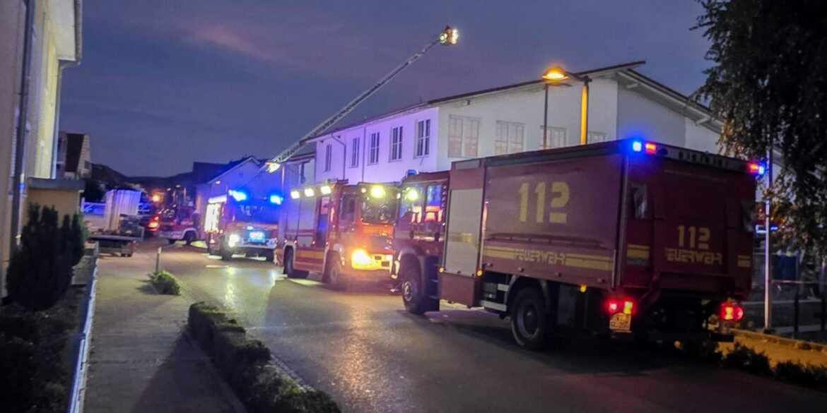 Feuerwehrfahrzeuge stehen vor dem Supermarkt.