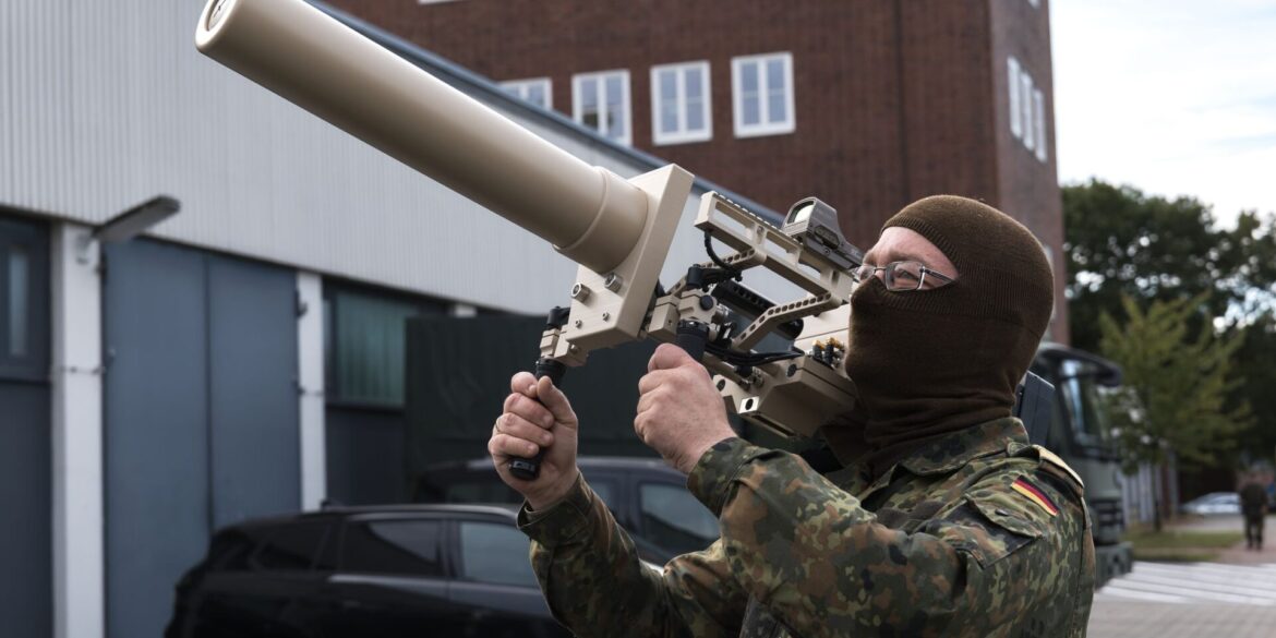 Zuletzt machten illegale Drohnenüberflüge etwa in Skandinavien häufiger Schlagzeilen - der Bund will nun die Rechtslage verschärfen. (Symbolbild)