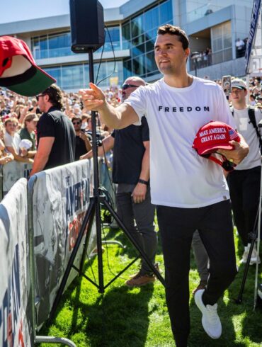 Charlie Kirk wurde erschossen - ein Tatverdächtiger ist mit hoher Wahrscheinlichkeit gefasst, sagt Trump. (Archivbild)