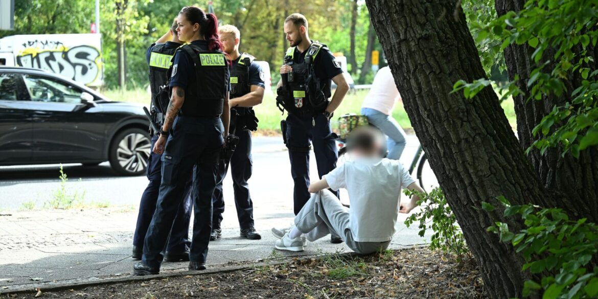 Polizisten stehen an der Unfallstelle.