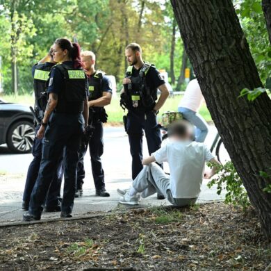 Polizisten stehen an der Unfallstelle.
