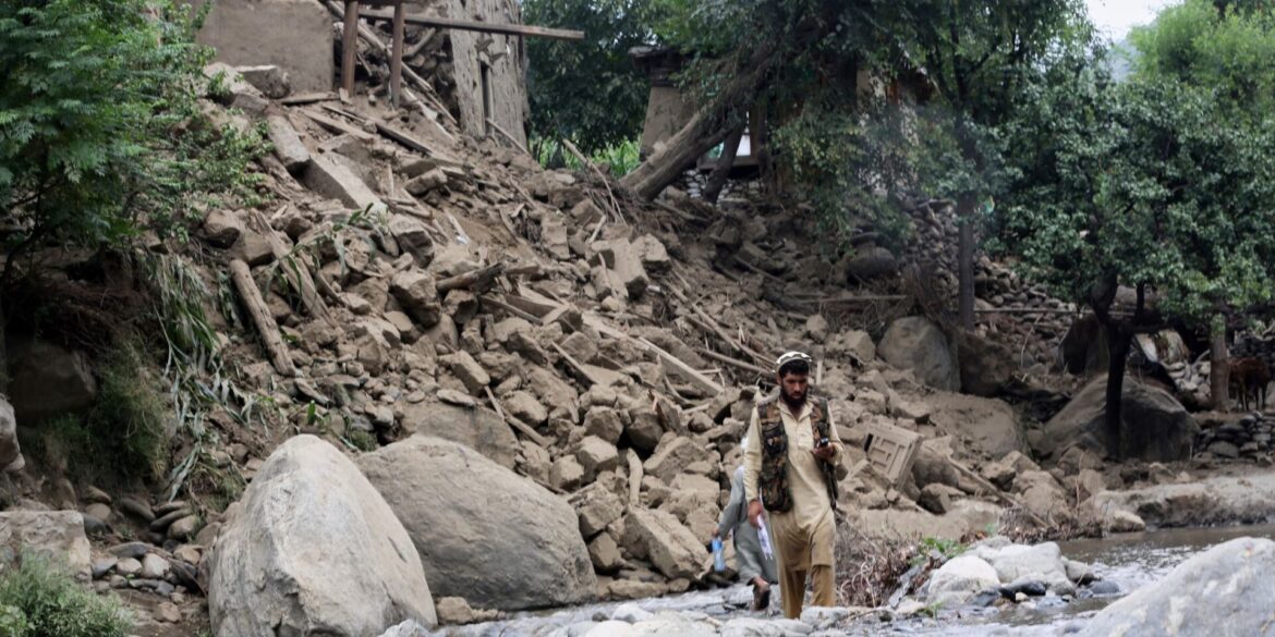 Schlimmes Erdbeben in Afghanistan: Ein Mann geht an einem vom Erdbeben zerstörten Haus vorbei.