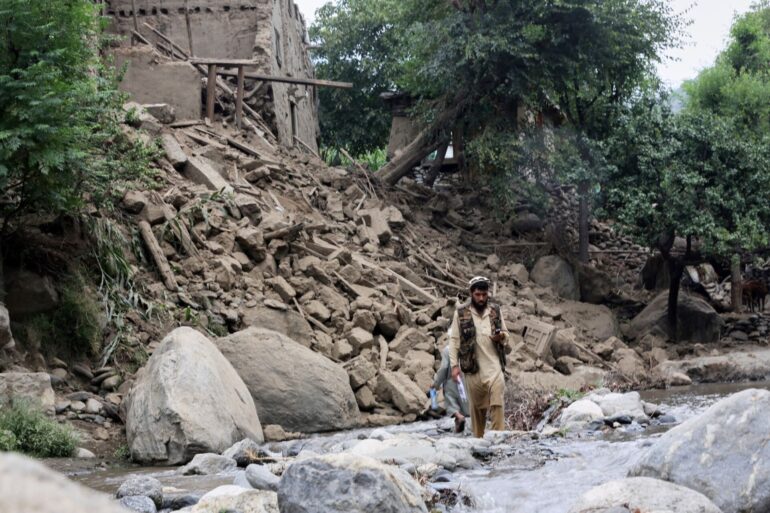 Schlimmes Erdbeben in Afghanistan: Ein Mann geht an einem vom Erdbeben zerstörten Haus vorbei.