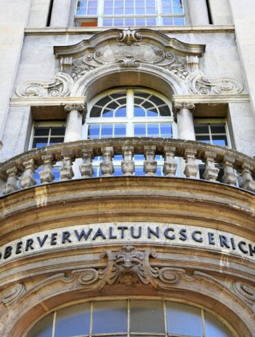 Bei der Berliner Justiz sind Dutzende Verfahren im Streit über die Visavergabe an Afghanen mit Aufnahmezusage eingegangen. (Symbolbild)
