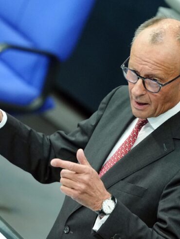 In der Generaldebatte des Bundestags stimmt Merz die Bürger auf den «Herbst der Reformen» ein.