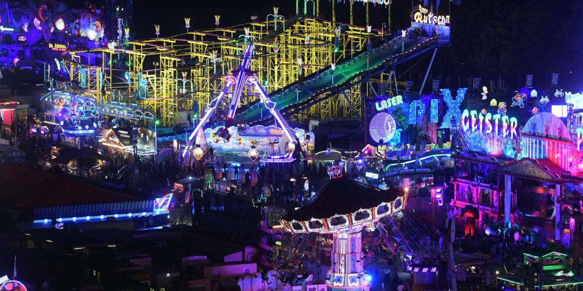 Fahrgeschäfte leuchten auf dem Oktoberfest.