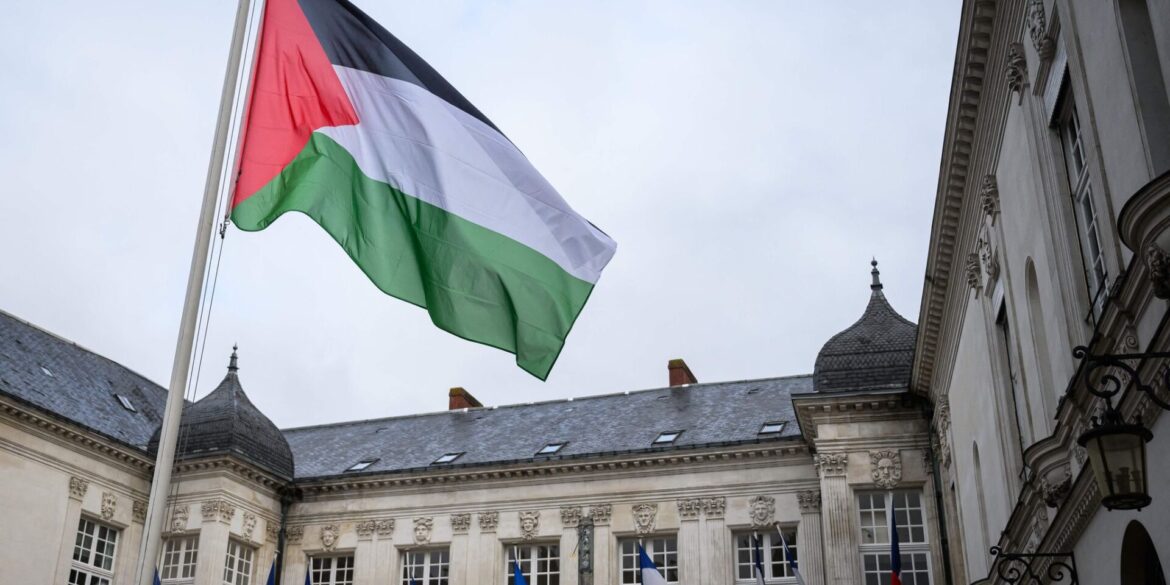 Einige französische Kommunen haben die palästinensische Flagge gehisst.