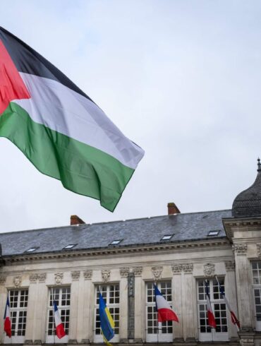 Einige französische Kommunen haben die palästinensische Flagge gehisst.