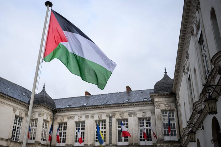 Einige französische Kommunen haben die palästinensische Flagge gehisst.