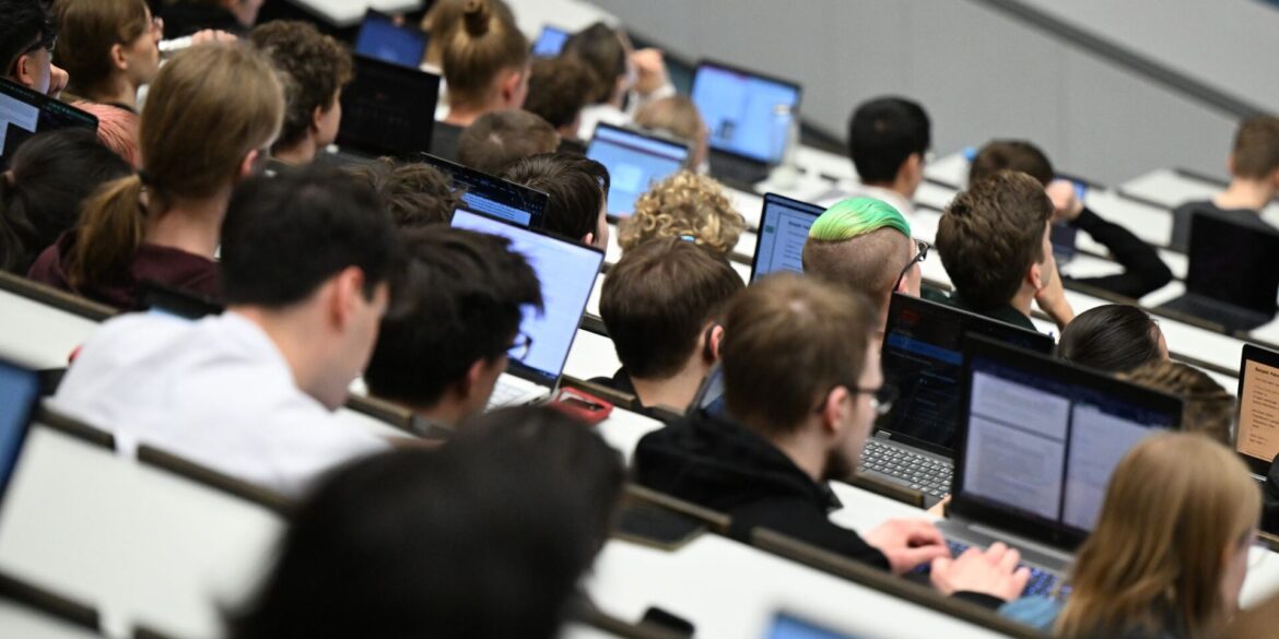 Jeder zehnte Abschluss entfiel auf das Lehramt. (Archivbild)