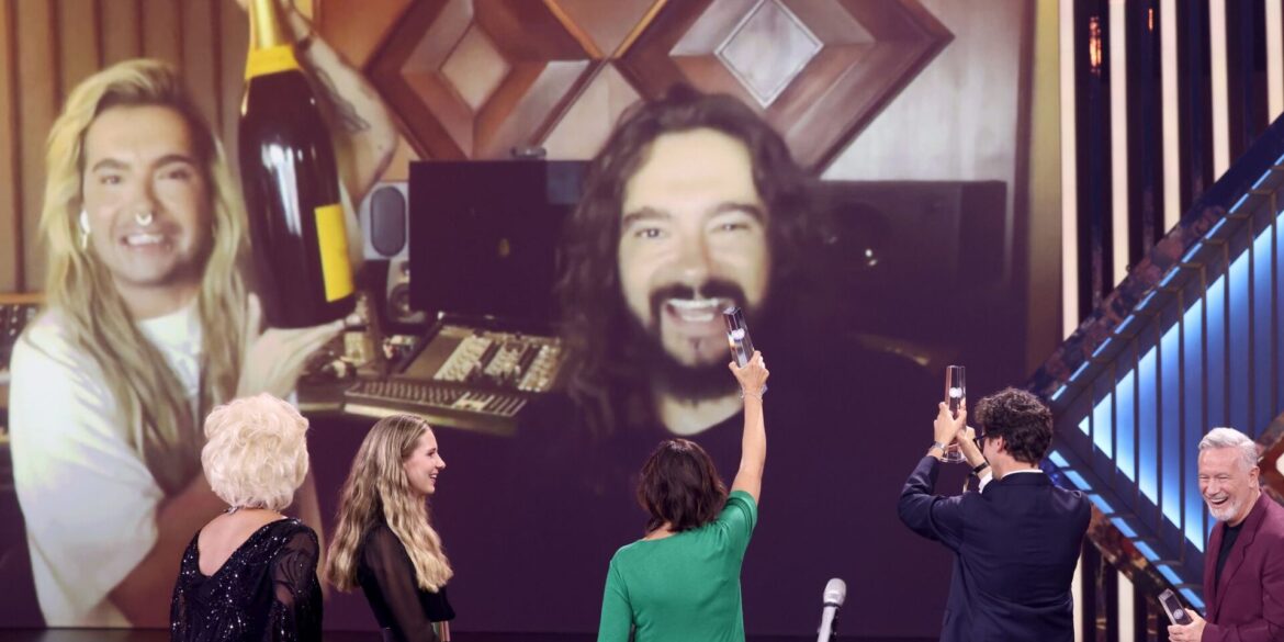 Tom und Bill Kaulitz freuen sich über den Deutschen Fernsehpreis.