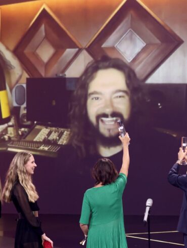Tom und Bill Kaulitz freuen sich über den Deutschen Fernsehpreis.