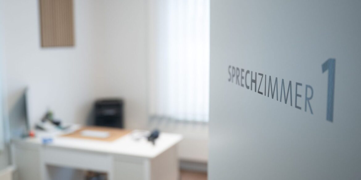 Union und SPD wollen ein verbindliches System einführen, bei dem Patientinnen und Patienten in eine Hausarztpraxis gehen, die sie bei Bedarf an Fachärzte überweist. (Symbolbild)
