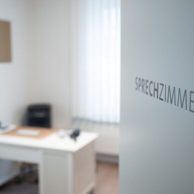 Union und SPD wollen ein verbindliches System einführen, bei dem Patientinnen und Patienten in eine Hausarztpraxis gehen, die sie bei Bedarf an Fachärzte überweist. (Symbolbild)