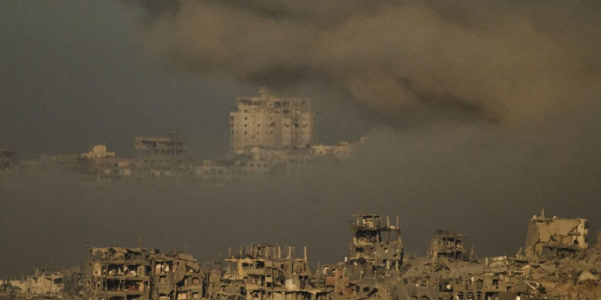 In der Trümmerwüste der Stadt Gaza sollen sich geschätzt noch etwa 500.000 Zivilisten aufhalten. Sie sind den israelischen Angriffen auf Reste der Terrororganisation Hamas weitgehend schutzlos ausgeliefert. Israel fordert sie fast täglich zur Flucht auf, aber viele wollen oder können das nicht mehr.