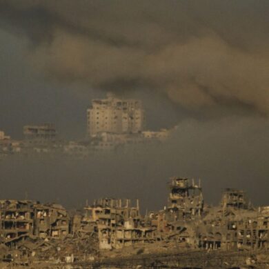 In der Trümmerwüste der Stadt Gaza sollen sich geschätzt noch etwa 500.000 Zivilisten aufhalten. Sie sind den israelischen Angriffen auf Reste der Terrororganisation Hamas weitgehend schutzlos ausgeliefert. Israel fordert sie fast täglich zur Flucht auf, aber viele wollen oder können das nicht mehr.