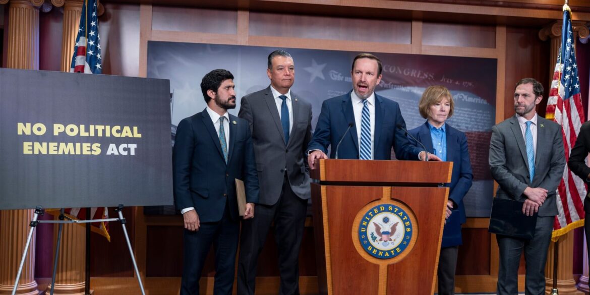 «Trump weist derzeit das Justizministerium an, Jagd auf seine politischen Feinde zu machen», sagt der demokratische Senator Chris Murphy.