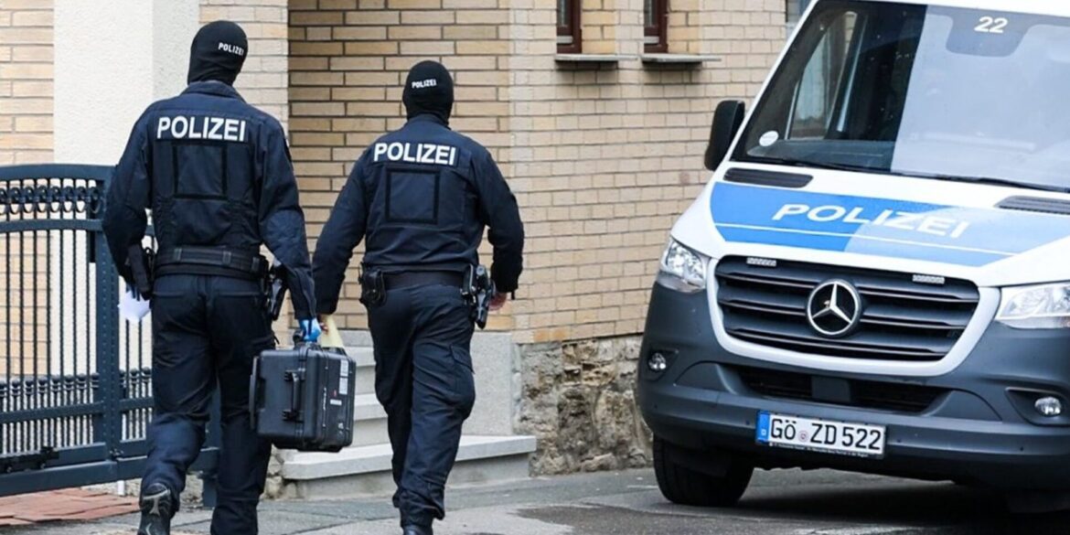 Bei den Durchsuchungen waren Spezialkräfte der Polizei im Einsatz.