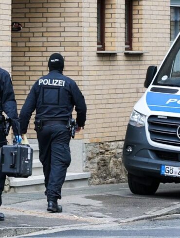 Bei den Durchsuchungen waren Spezialkräfte der Polizei im Einsatz.