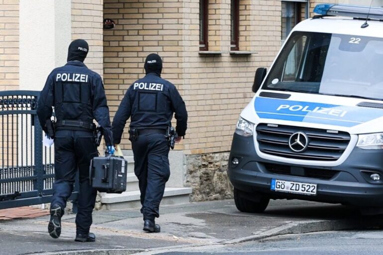 Bei den Durchsuchungen waren Spezialkräfte der Polizei im Einsatz.