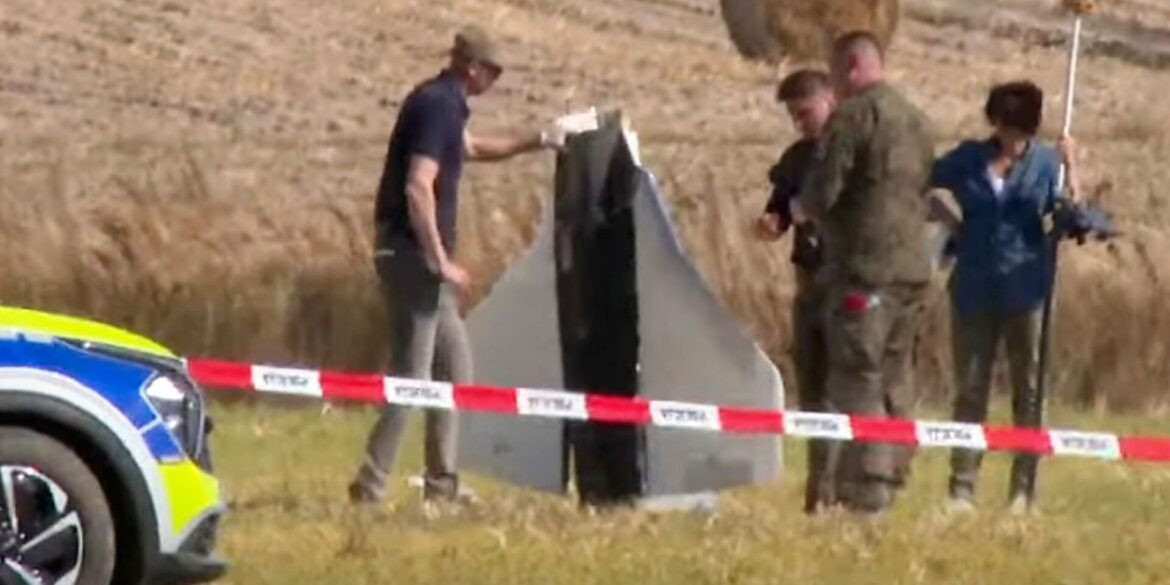 Einsatzkräfte von Polizei und Militärpolizei sichern Teile einer beschädigten Drohne.