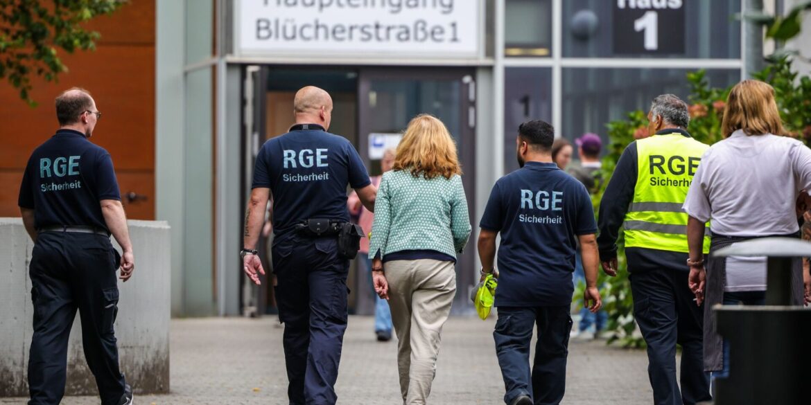 Gegen den festgenommenen 17-Jährigen gibt es nach dem Angriff in einem Berufskolleg noch weitere Verdachtspunkte. (Archivbild)