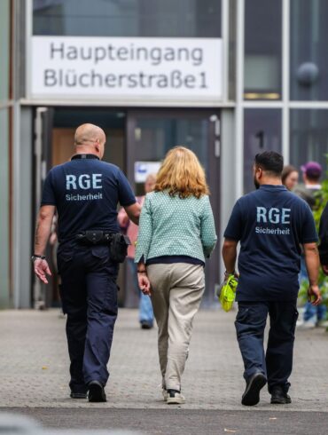 Gegen den festgenommenen 17-Jährigen gibt es nach dem Angriff in einem Berufskolleg noch weitere Verdachtspunkte. (Archivbild)