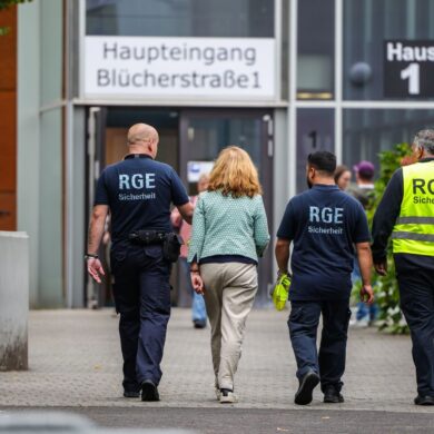 Gegen den festgenommenen 17-Jährigen gibt es nach dem Angriff in einem Berufskolleg noch weitere Verdachtspunkte. (Archivbild)