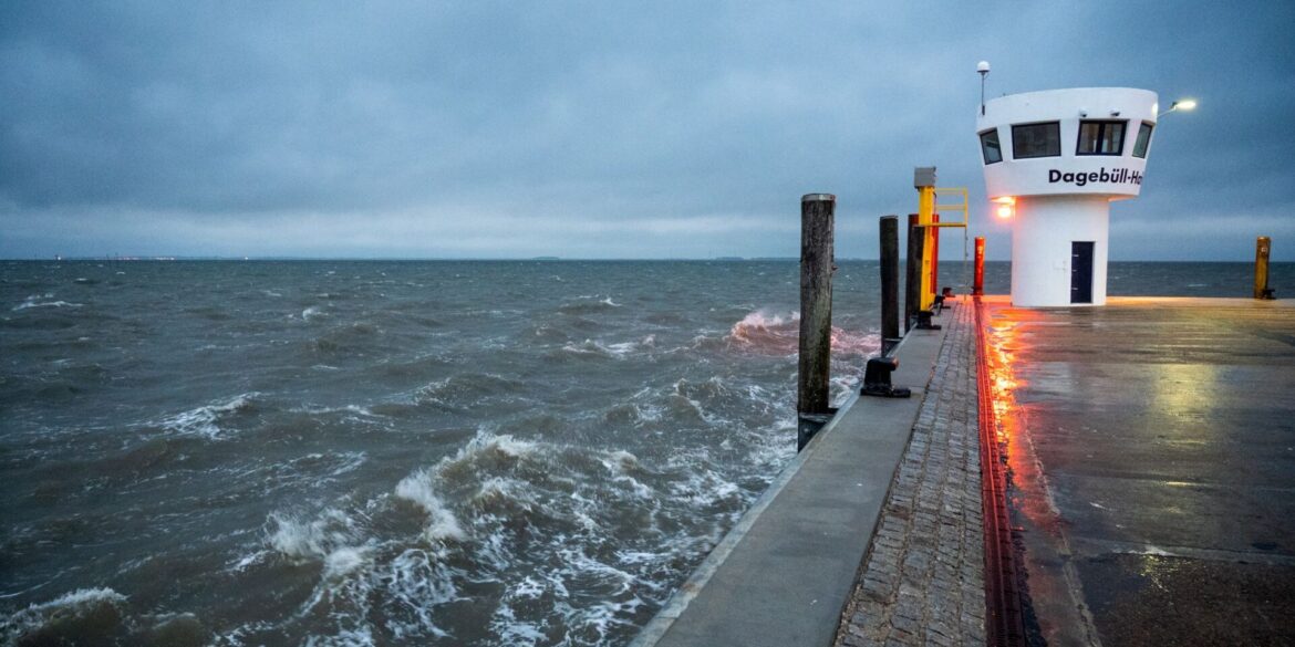 Der erste Herbststurm des Jahres zieht über die Nordsee.