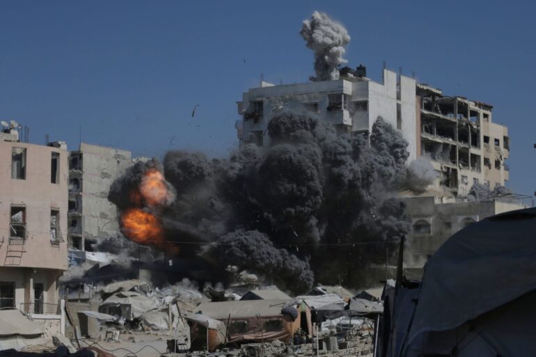 Bei neuen Angriffen des israelischen Militärs im Gazastreifen sind einem Bericht der palästinensischen Nachrichtenagentur Wafa zufolge mindestens zwölf Menschen getötet worden. (Archivfoto)