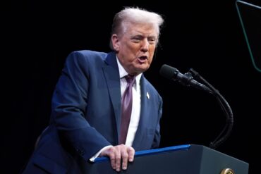 Die Kopie eines angeblichen Geburtstagsgrußes von Trump an Epstein macht Schlagzeilen.