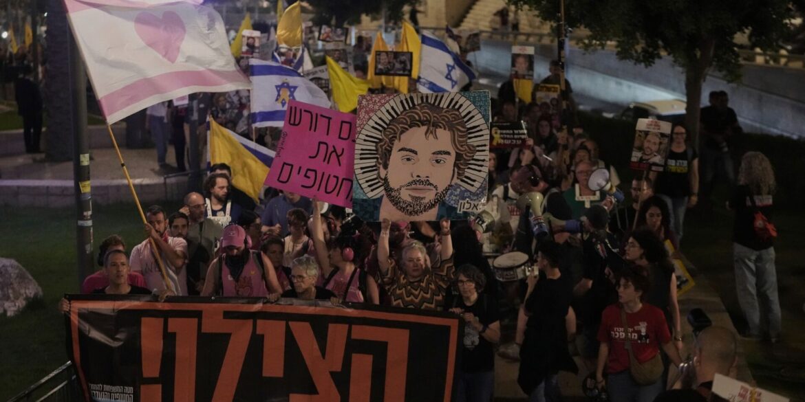 In Israel fordern erneut Tausende Menschen ein Ende des Krieges.