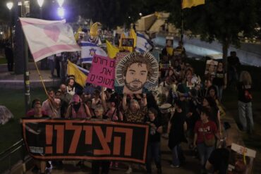 In Israel fordern erneut Tausende Menschen ein Ende des Krieges.