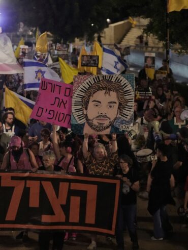 In Israel fordern erneut Tausende Menschen ein Ende des Krieges.
