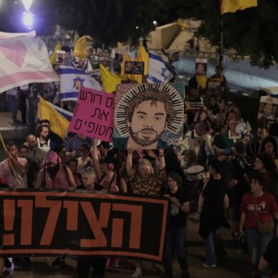 In Israel fordern erneut Tausende Menschen ein Ende des Krieges.
