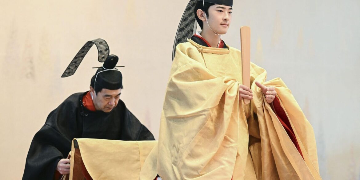 Der japanische Prinz Hisahito, in zeremonieller Kleidung, wird im Kaiserpalast in Tokio während seiner Volljährigkeit abgebildet.