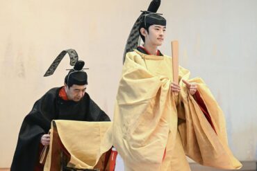 Der japanische Prinz Hisahito, in zeremonieller Kleidung, wird im Kaiserpalast in Tokio während seiner Volljährigkeit abgebildet.