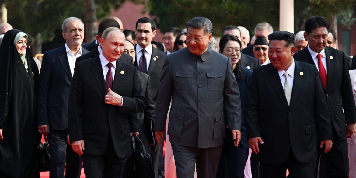 Der russische Präsident Wladimir Putin, der chinesische Präsident Xi Jinping und der nordkoreanische Machthaber Kim Jong Un kommen zu einer Militärparade anlässlich des 80. Jahrestages der Kapitulation Japans im Zweiten Weltkrieg.