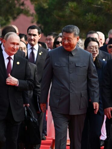 Der russische Präsident Wladimir Putin, der chinesische Präsident Xi Jinping und der nordkoreanische Machthaber Kim Jong Un kommen zu einer Militärparade anlässlich des 80. Jahrestages der Kapitulation Japans im Zweiten Weltkrieg.
