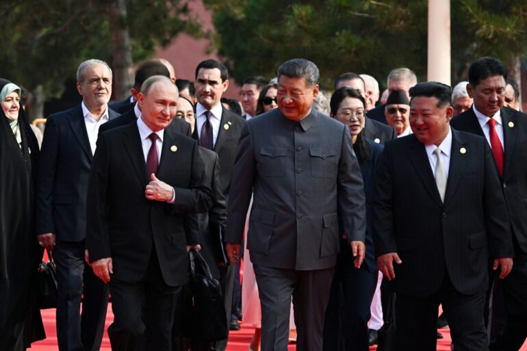Der russische Präsident Wladimir Putin, der chinesische Präsident Xi Jinping und der nordkoreanische Machthaber Kim Jong Un kommen zu einer Militärparade anlässlich des 80. Jahrestages der Kapitulation Japans im Zweiten Weltkrieg.
