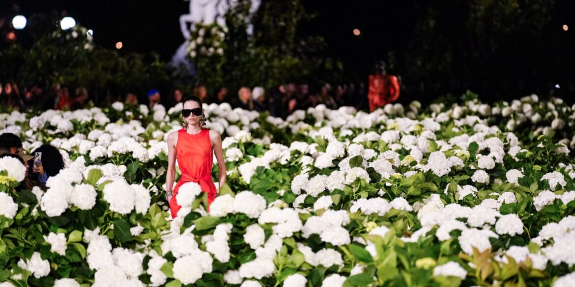 Pariser Laufsteg zwischen Blumen: Saint Laurent zeigt Frühjahr/Sommer-Kollektion 2026