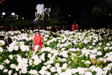 Pariser Laufsteg zwischen Blumen: Saint Laurent zeigt Frühjahr/Sommer-Kollektion 2026