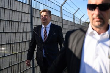 Der Bundestagsabgeordnete Maximilian Krah (AfD) sagt im Prozess gegen seinen ehemaligen Mitarbeiter als Zeuge aus.