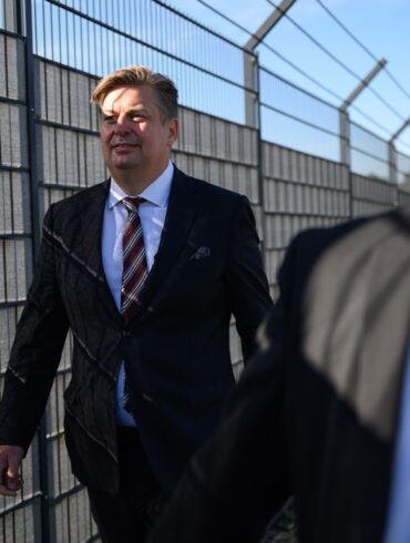 Der Bundestagsabgeordnete Maximilian Krah (AfD) sagt im Prozess gegen seinen ehemaligen Mitarbeiter als Zeuge aus.