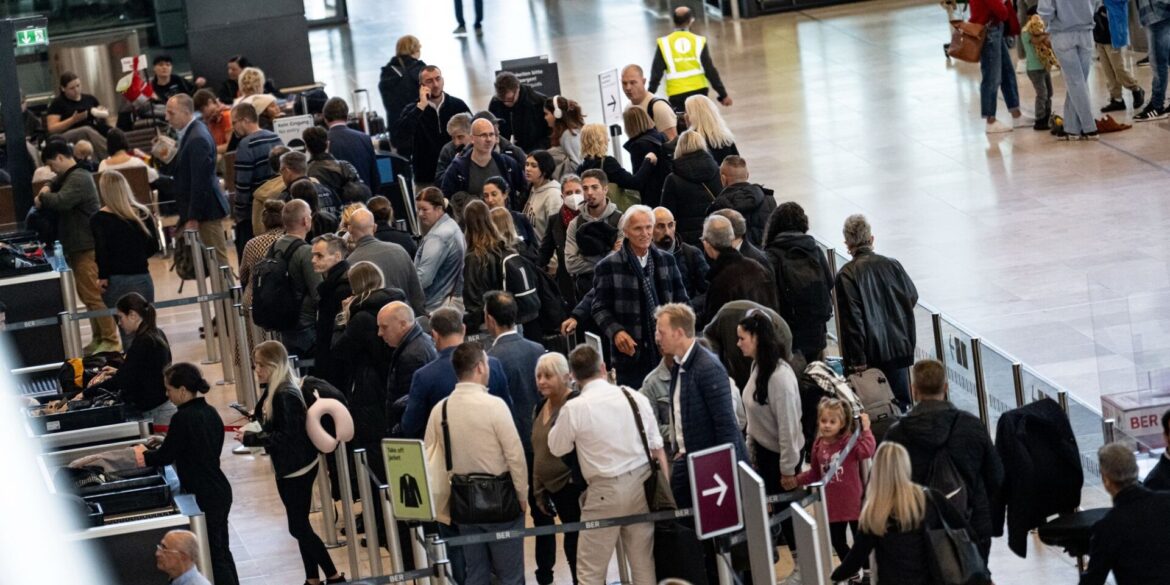 Passagiere müssen am Flughafen BER Geduld mitbringen. (Archivbild)