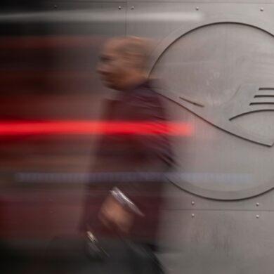 Der Lufthansa-Konzern will in seinen Verwaltungen 4000 Jobs streichen.