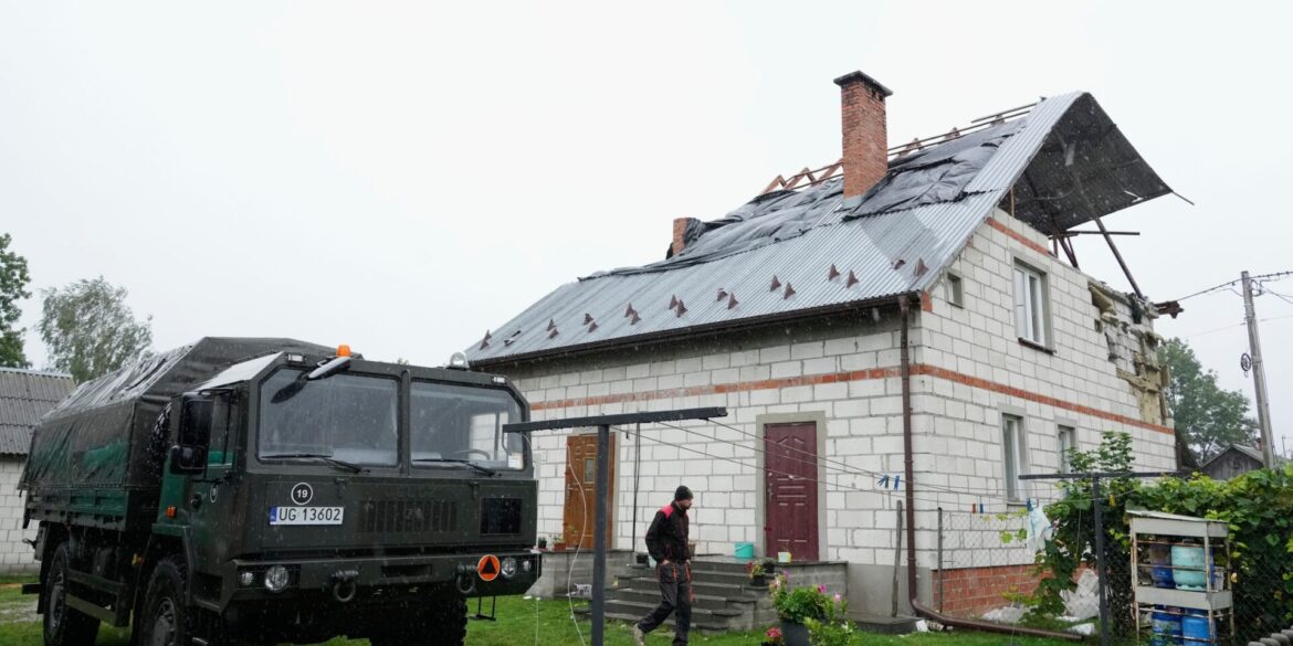 Ein Mann geht an einem beschädigten Haus vorbei, nachdem russische Drohnen den polnischen Luftraum verletzt haben. (Archivbild)