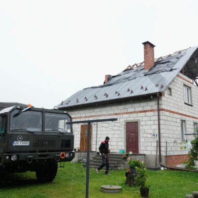 Ein Mann geht an einem beschädigten Haus vorbei, nachdem russische Drohnen den polnischen Luftraum verletzt haben. (Archivbild)