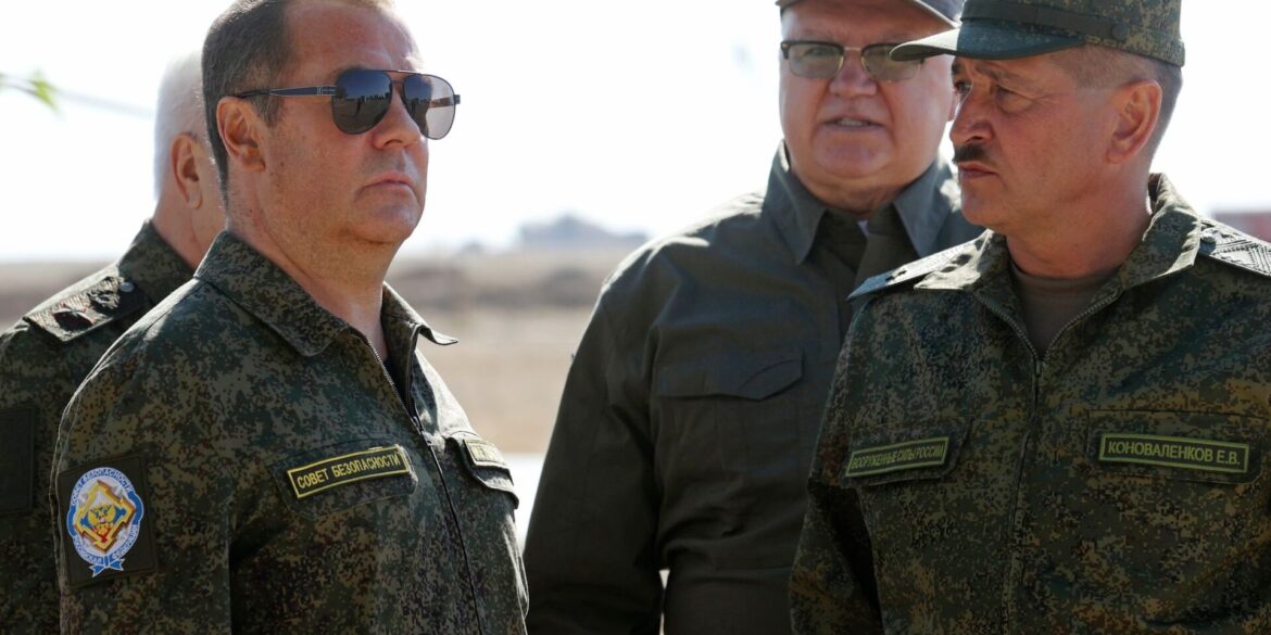 Ex-Kremlchef Medwedew bei einem Militärbesuch. (Archivbild)